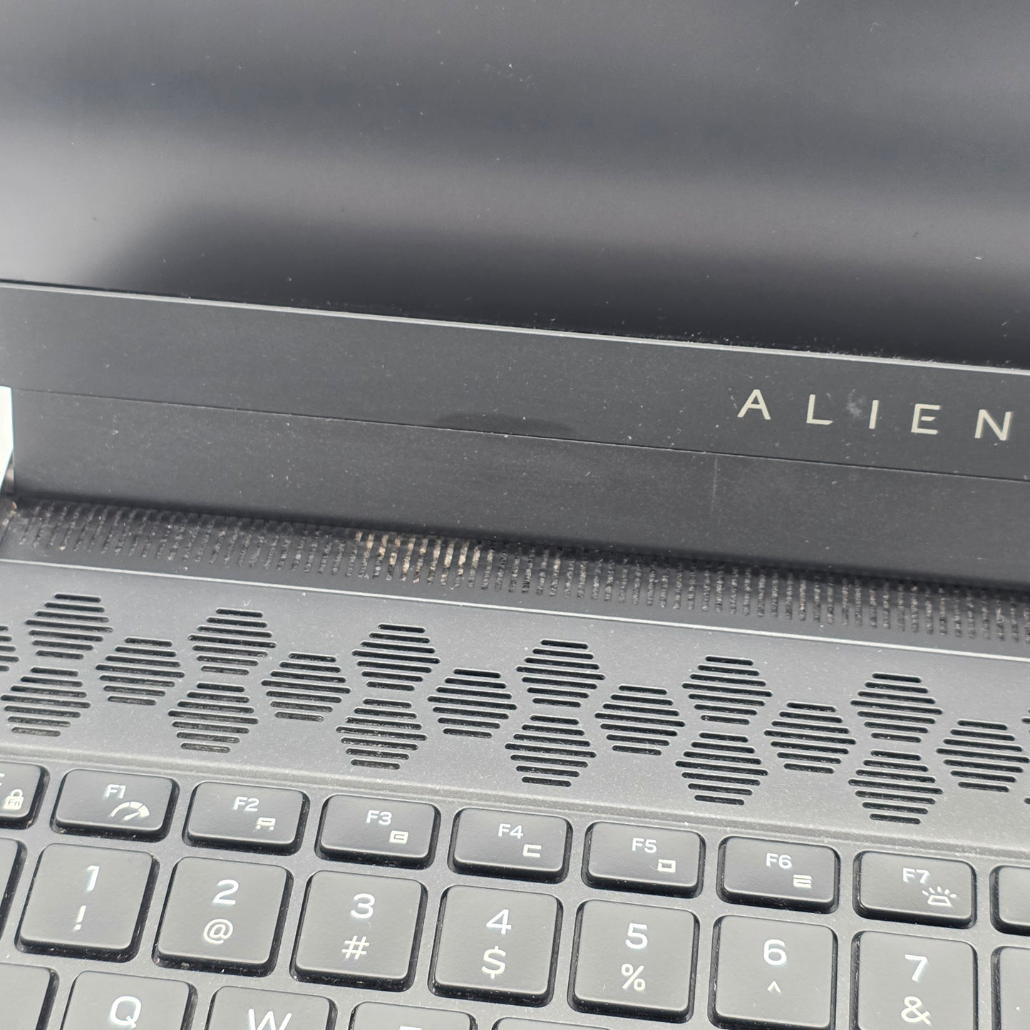 Alienware X15 R1 15.6" i9-11900H 2.5GHz 32GB RAM 2TB SSD GeForce RTX 3080