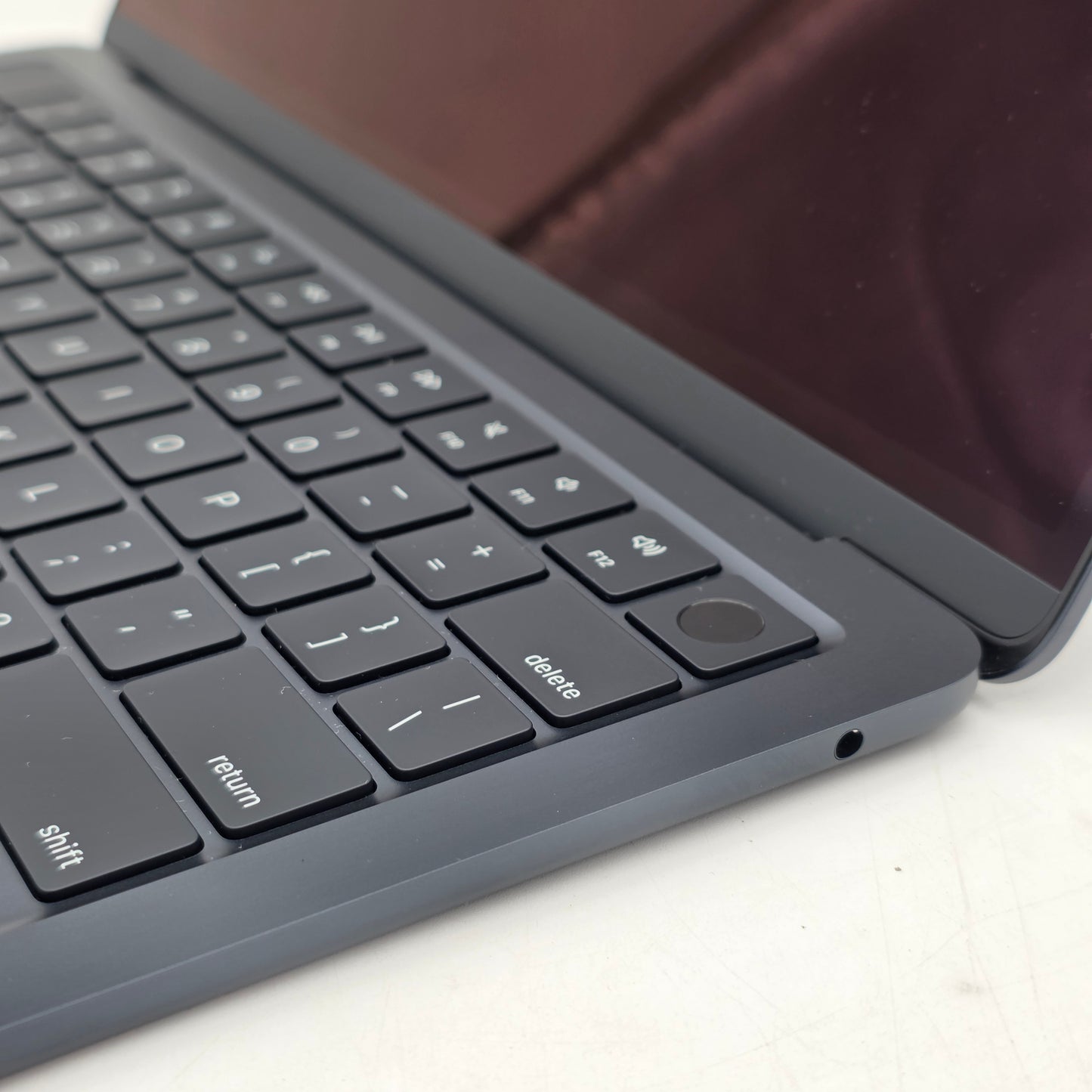 New 2025 Apple MacBook Air 13.3" M4 8C GPU 4.5GHz 16GB RAM 256GB SSD A3240